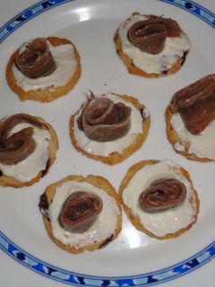 Una foto de Minitostas de arándanos con camembert y anchoas de Santoña