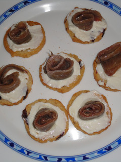 Una foto de Minitostas de arándanos con camembert y anchoas de Santoña