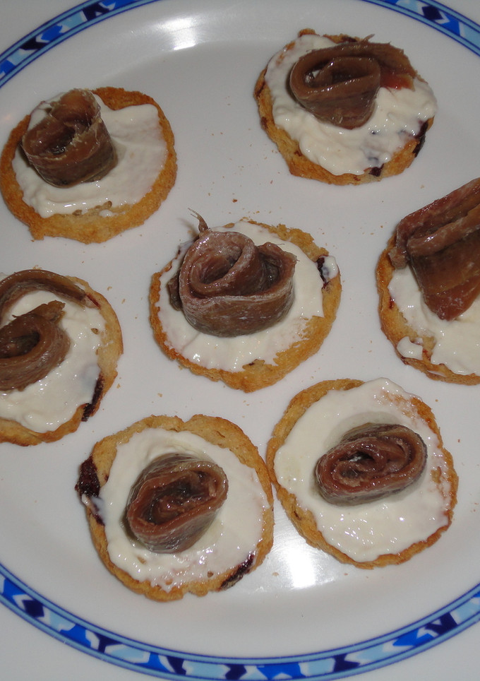 Una foto de Minitostas de arándanos con camembert y anchoas de Santoña