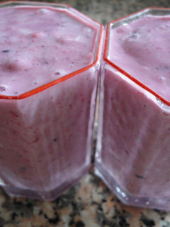Una foto de Smoothie de frutas del bosque y queso batido