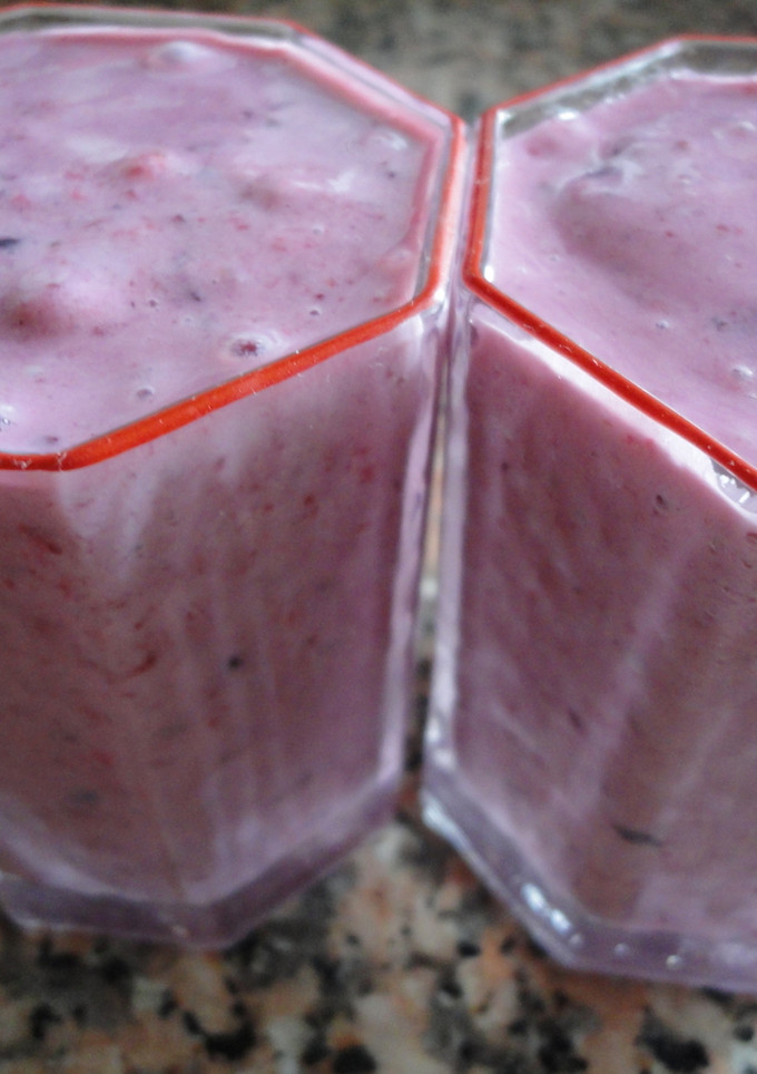 Una foto de Smoothie de frutas del bosque y queso batido