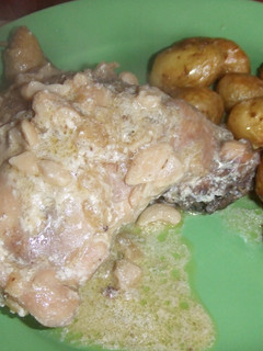 Una foto de Pollo guisado con anacardos y patatitas asadas