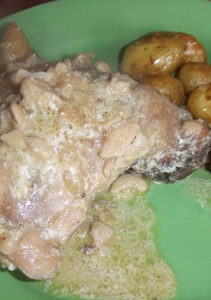 Una foto de Pollo guisado con anacardos y patatitas asadas