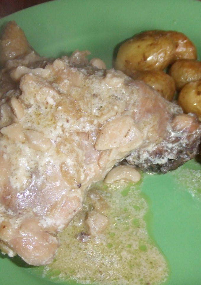 Una foto de Pollo guisado con anacardos y patatitas asadas