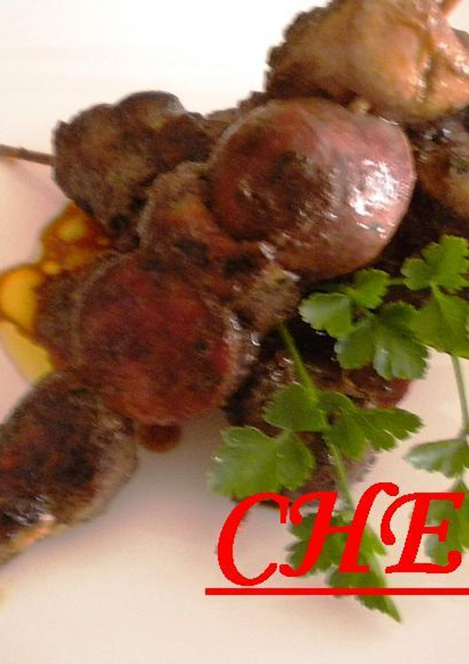 Una foto de Brochetas de pollo y chorizo blanco