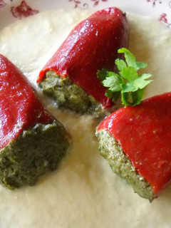 Una foto de Pimientos del piquillo rellenos con crema de queso, espinacas y salmón