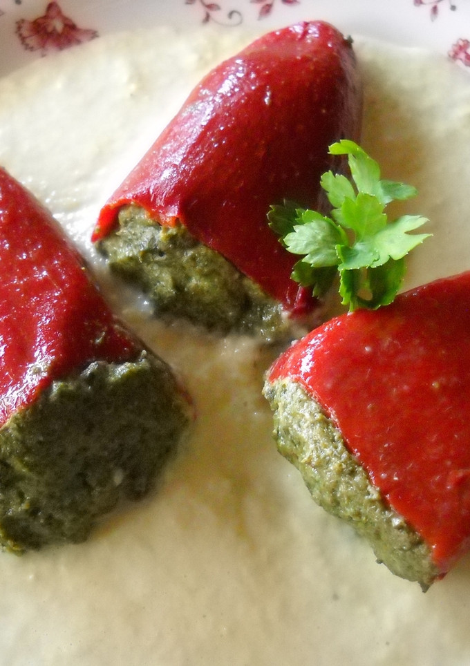 Una foto de Pimientos del piquillo rellenos con crema de queso, espinacas y salmón