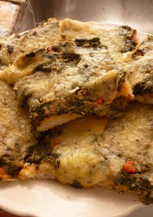 Una foto de Pizza de acelga y queso