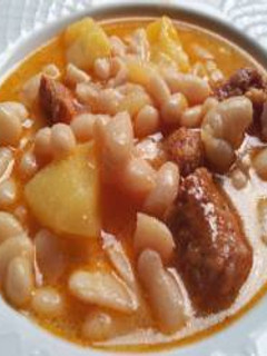 Una foto de Alubias Blancas con Chorizo Ibérico (Fácil y Muy buenas)