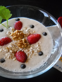 Una foto de Batido de yogur y plátano con copos de avena