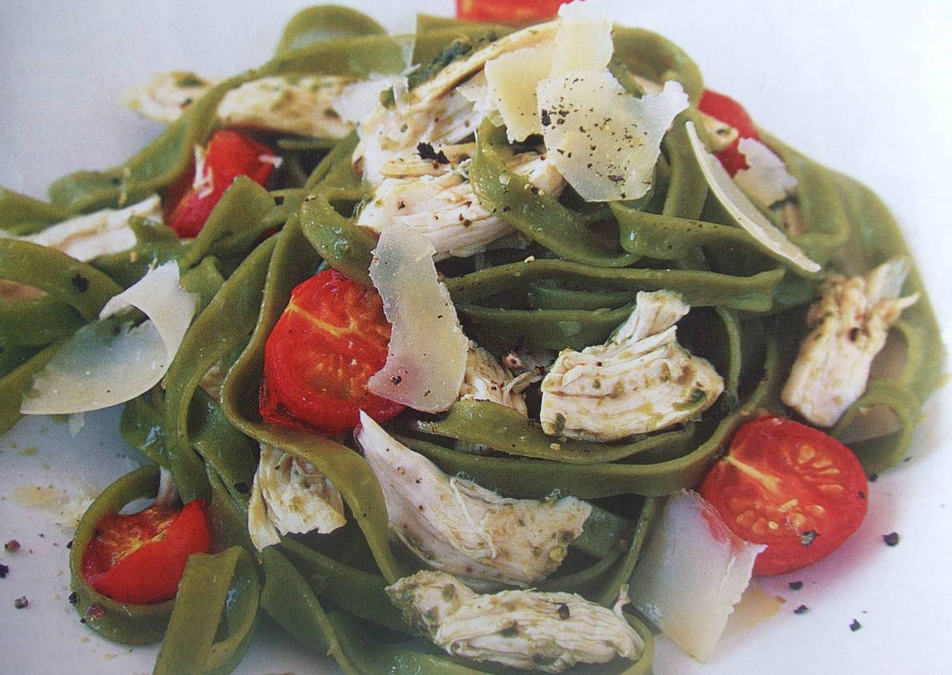 Tagliatelli de espinacas con pollo y tomatitos cherry