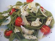 Una foto de pasta fresca con cherries