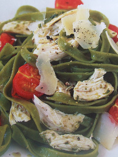 Una foto de Tagliatelli de espinacas con pollo y tomatitos cherry