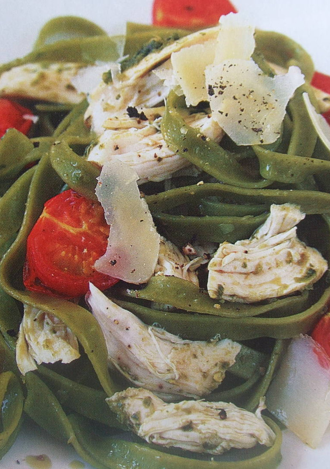 Una foto de Tagliatelli de espinacas con pollo y tomatitos cherry