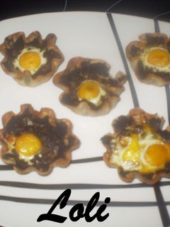 Una foto de Cestitas de morcilla con huevo de codorniz