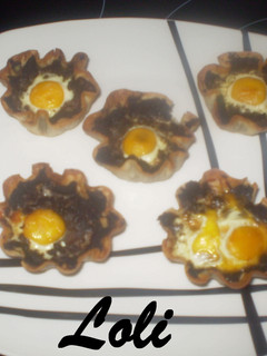 Una foto de Cestitas de morcilla con huevo de codorniz