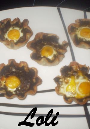 Una foto de Cestitas de morcilla con huevo de codorniz