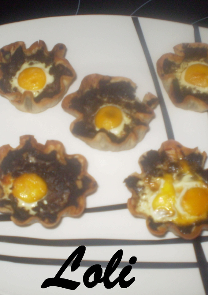 Una foto de Cestitas de morcilla con huevo de codorniz
