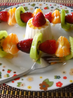 Una foto de Brochetas de fruta con queso y miel