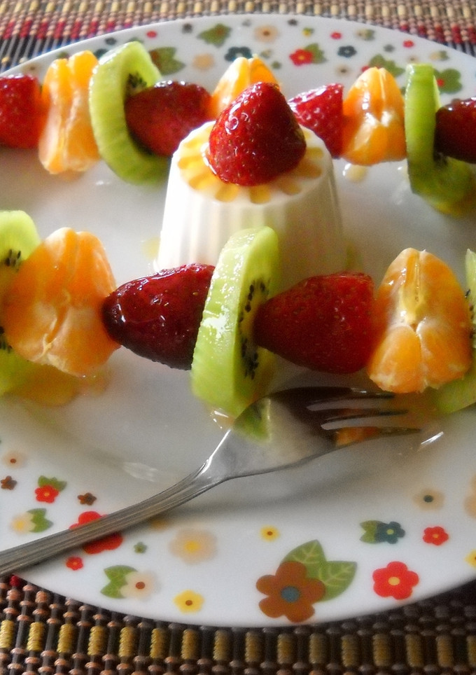 Una foto de Brochetas de fruta con queso y miel