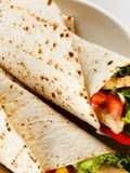 Burritos de vegetales con salsa de aguacate