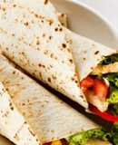 Burritos de vegetales con salsa de aguacate