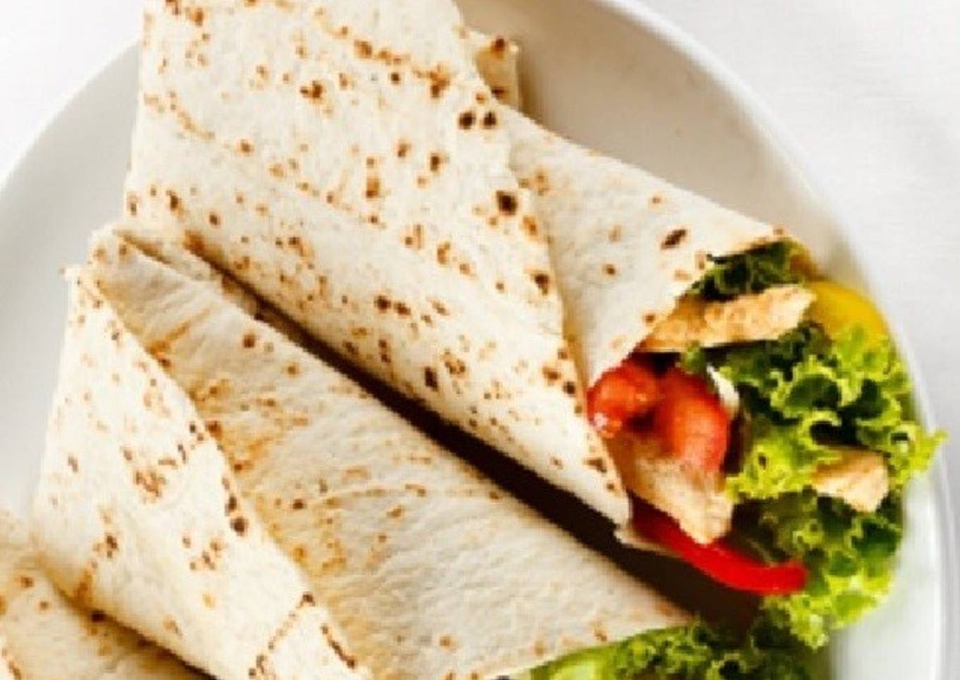 Burritos de vegetales con salsa de aguacate