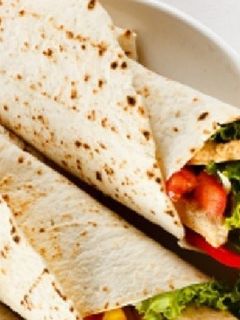 Una foto de Burritos de vegetales con salsa de aguacate