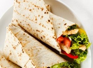 Una foto de Burritos de vegetales con salsa de aguacate