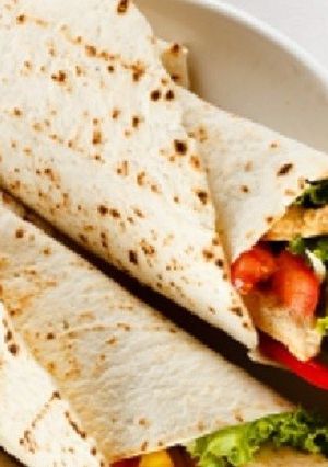 Una foto de Burritos de vegetales con salsa de aguacate