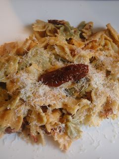 Una foto de Pasta cremosa con piñones y tomate seco