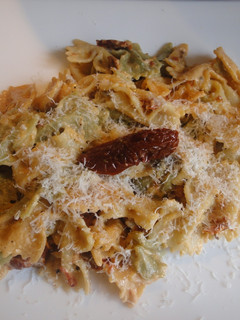 Una foto de Pasta cremosa con piñones y tomate seco