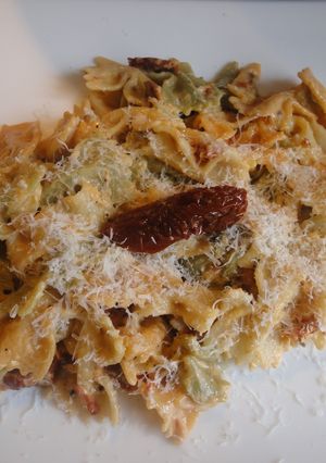 Una foto de Pasta cremosa con piñones y tomate seco