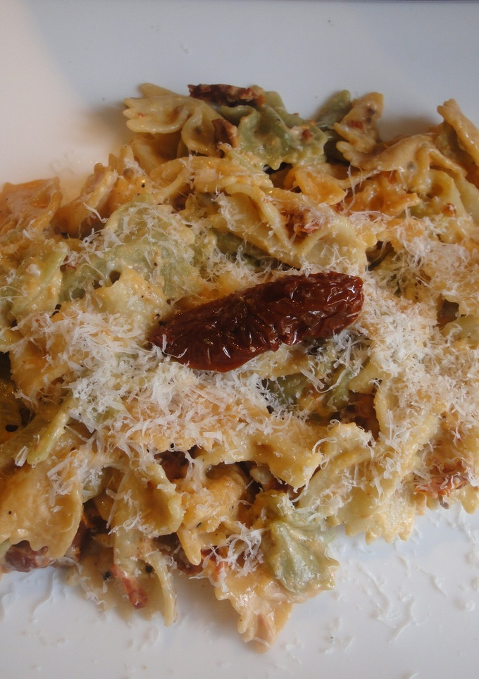 Una foto de Pasta cremosa con piñones y tomate seco