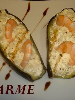 Una foto de Berenjenas con queso de cabra y langostinos