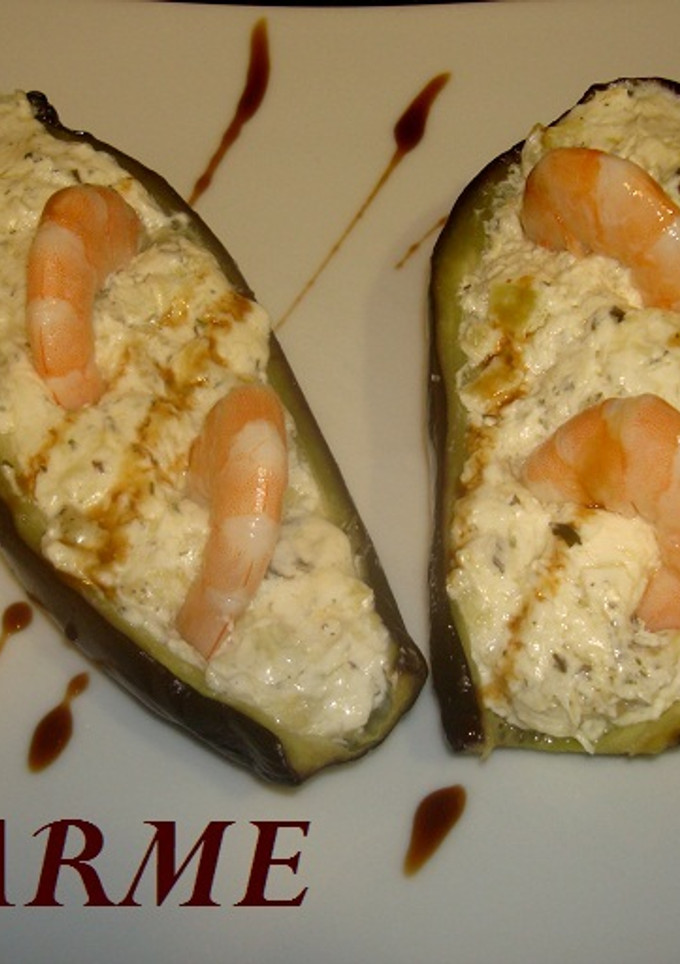Una foto de Berenjenas con queso de cabra y langostinos
