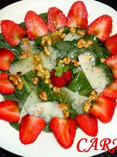 Una foto de Ensalada de espinacas y fresones