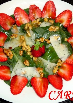 Una foto de Ensalada de espinacas y fresones
