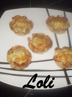 Una foto de Cestitas de crujiente de jamón y gulas