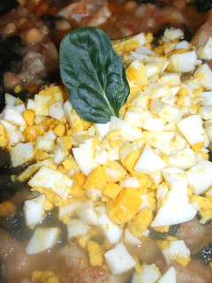 Una foto de Potaje de bacalao con garbanzos y espinacas baby