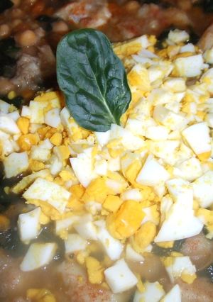 Una foto de Potaje de bacalao con garbanzos y espinacas baby