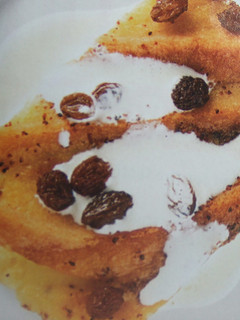 Una foto de Pudin sencillo de pan con manzanas y pasas de uva