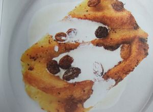 Foto principal de Pudin sencillo de pan con manzanas y pasas de uva