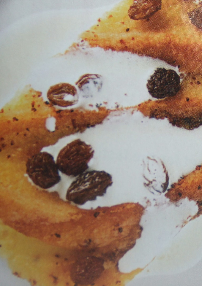 Una foto de Pudin sencillo de pan con manzanas y pasas de uva
