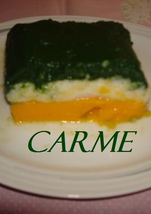 Una foto de Pastel tricolor de verduras y arroz