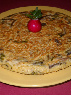 Una foto de Tortilla de setas y espárragos verdes con queso batido
