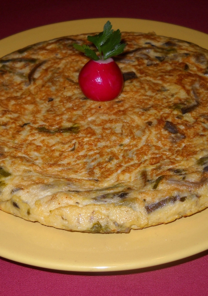 Una foto de Tortilla de setas y espárragos verdes con queso batido