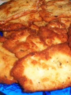 Una foto de Pechugas de pollo empanadas al ajo y perejil