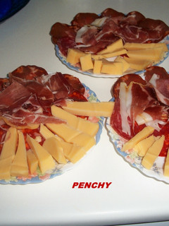 Una foto de Aperitivo de ibéricos de bellota Frial con queso