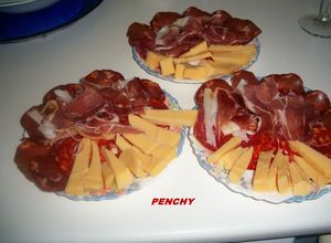 Una foto de Aperitivo de ibéricos de bellota Frial con queso